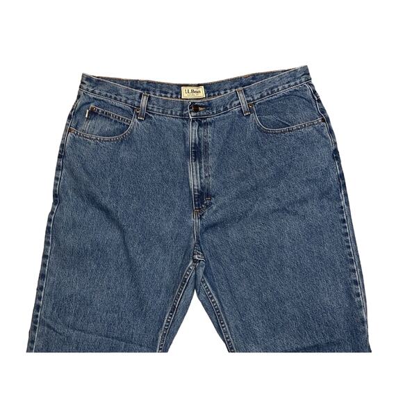 LL Bean Men's Natural Fit Jeans Size 42x32 Straight Leg Mid Rise Stonewashed EUC - Picture 2 of 12